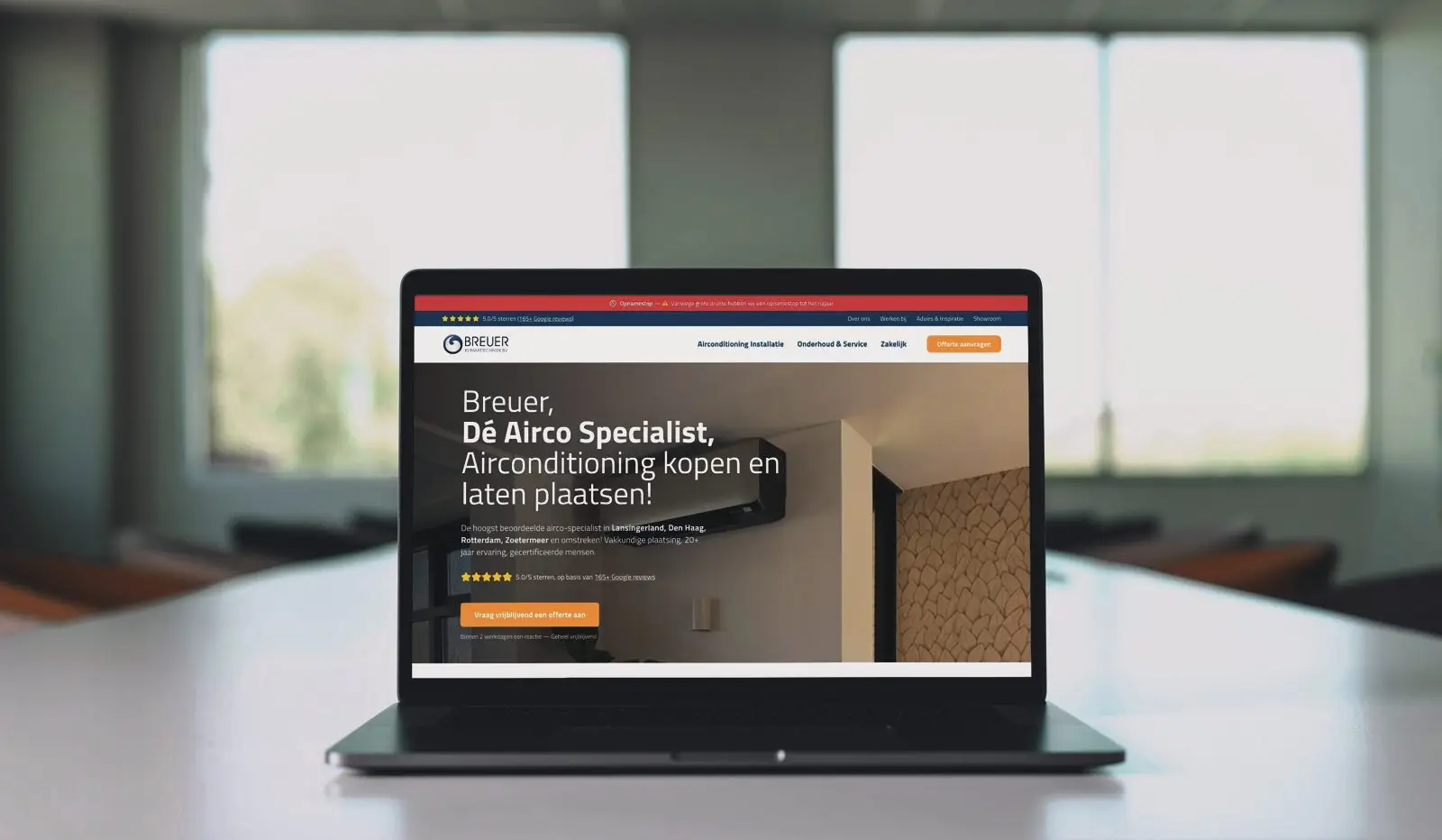 Een laptop met een website op een tafel.